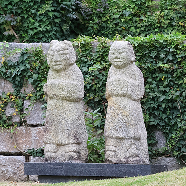 묘역을 지키는 작은 수호자, 동자석