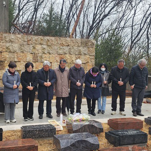 故 이상철 선생 2주기 추모제…빗속 묘소참배